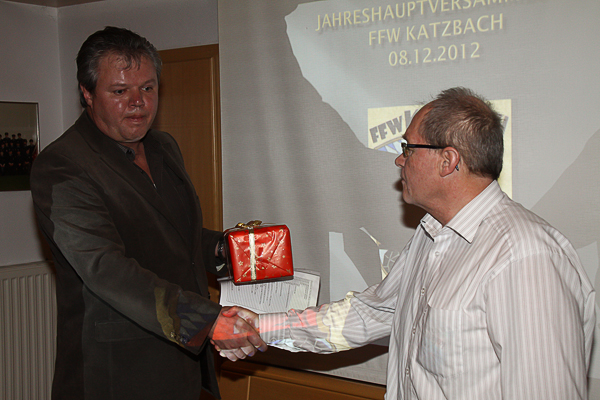 Josef Ederer übergibt an den FFW Vorstand das digitalisiserte Foto- u. Filmarchiv