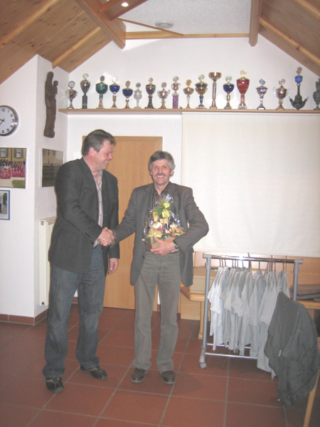 Vorstand Schichl bedankt sich beim Schirmherrn des Hallenpokalturniers Josef Mühlbauer